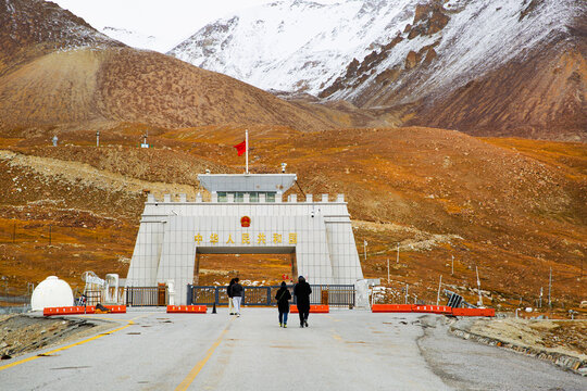Khunjerab pass, Pakistan-China border and walking people.