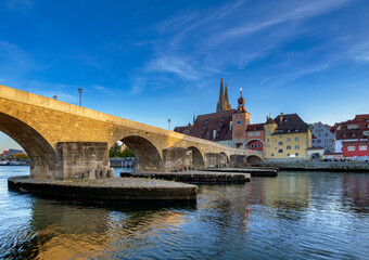 Blick auf Regensburg mit Dom und Steinerne Brücke, Fluss Donau, Oberpfalz, Bayern, Deutschland,...