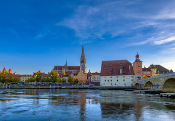 Blick auf Regensburg mit Dom und Steinerne Br&uuml;cke, Fluss Donau, Oberpfalz, Bayern, Deutschland, Europa