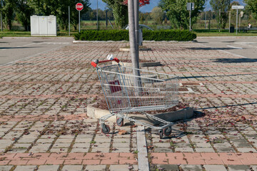 Fototapeta na wymiar shopping cart, empty, consumption crisis, increase in raw material costs, high cost of living. italy, turin, 27 October 2023