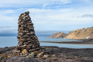 Rock cairn memorial marker for whaler buried at Alicehamna, historical artifact, arctic expedition tourism around Svalbard
 - obrazy, fototapety, plakaty