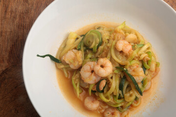 zucchini spaguetti  with schimp as vegan food