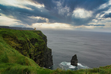 Cliffs of Moher mit seinem Atemberaubenden Leuchtturm bei Wolkenstimmung.