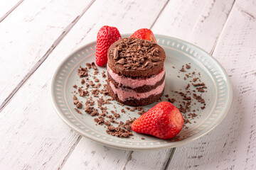 Bolo minicake de chocolate com morango
