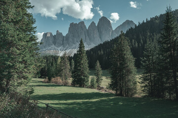 Panoramablick auf die Berggipfel der Dolomiten bei klarem,  blauen Himmel
