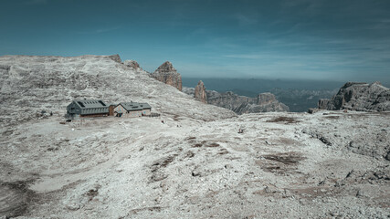 Panoramablick auf die Hochgebirgsketten der Dolomiten bei strahlend blauem Himmel