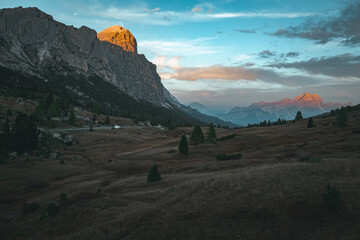 Sonnenuntergang auf den Berggipfeln des Hochgebirges in den Dolomiten