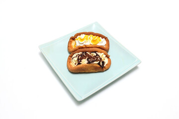 白背景のホイップクリームを挟んだパンケーキ