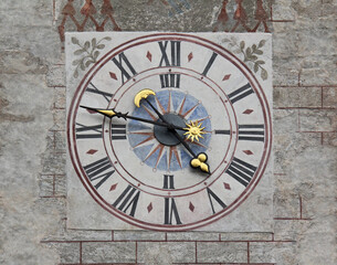 Fototapeta na wymiar l'orologio del campanile della chiesa di San Giovanni Battista a Vigo di Fassa