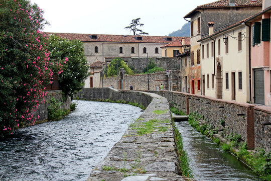 Vittorio Veneto (Treviso); il borgo antico di Serravalle lungo il Fiume Meschio