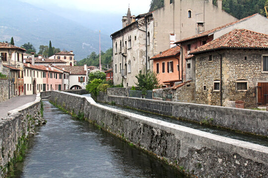 Vittorio Veneto (Treviso); il borgo antico di Serravalle lungo il Fiume Meschio