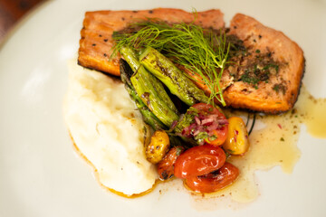 Salmón con espárragos, jitomates y eneldo 