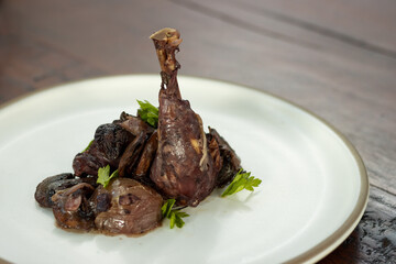 Pierna de pato con champiñones y perejil 