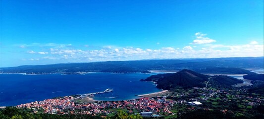 Panorámica de la Ría de Ortigueira y del pueblo de Cariño, Galicia