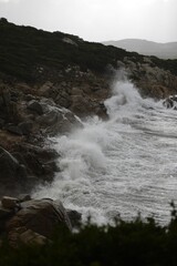 mare sugli scogli