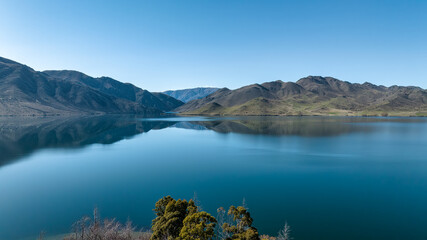 Obraz premium Beautiful panoramic scenic drone photography above remote and rural Lake Benmore and its mountain range