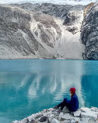 mulher em frente a laguna 69, no parque nacional huascarán, no peru  © carina furlanetto