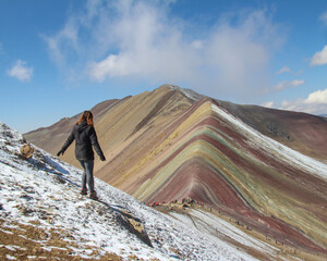 mulher em frente a rainbown mountain, no peu 