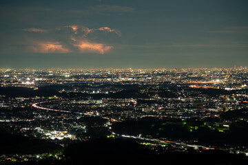 Fototapeta na wymiar 東京都中央道と雷雲の夜景
