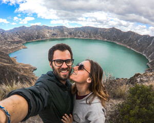 selfie de casal em frente a laguna quilotoa, no equador - obrazy, fototapety, plakaty
