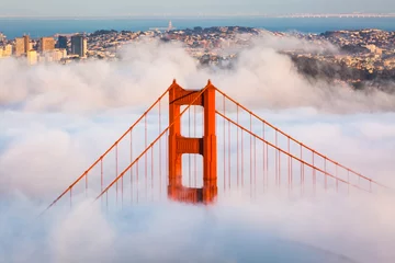 Cercles muraux Pont du Golden Gate Golden Gate Bridge in San Francisco Covered in Fog