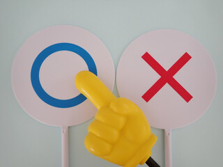 〇と✖の記号と、〇を指差す手