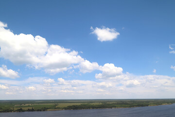 Obraz premium blue sky horizon farmland countryside flat rural white clouds river lake cloudy day