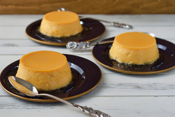 メキシコのデザート　メキシカン・フラン (Flan mexicano)　コピースペースあり
Mexican dessert  Mexican flan (Flan mexicano) with copy space
