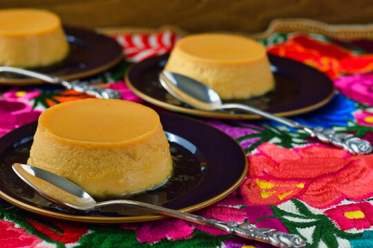 メキシコのデザート　メキシカン・フラン (Flan mexicano)　コピースペースあり
Mexican dessert  Mexican flan (Flan mexicano) with copy space
