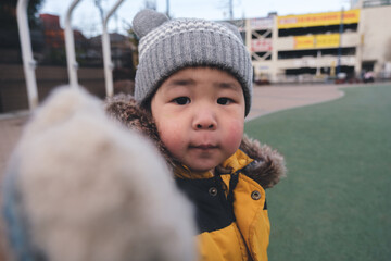 公園で遊ぶ子供