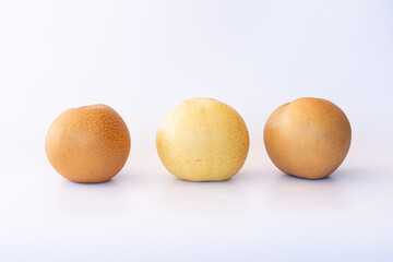 3種類の並んだ梨・豊水・21世紀梨・新高梨