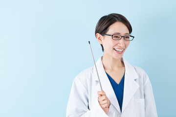 説明する女性の医者・ブルーバック