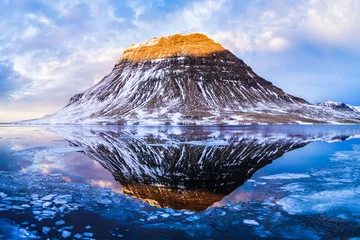 Photo sur Plexiglas Kirkjufell Kirkjufell Mountain in Iceland Reflecting on Frozen Bay