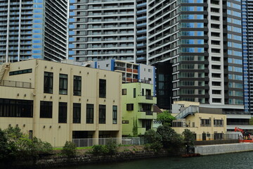 月島川沿いのビルと晴海に林立するタワーマンション