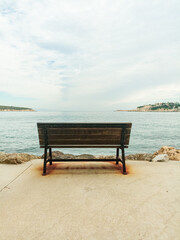 Fototapeta na wymiar bench on the beach, Deserted bench