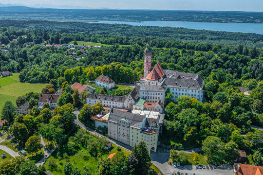 Die Region rund um Kloster Andechs in Oberbayern aus der Luft