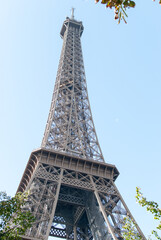 Torre Eiffel, S&iacute;mbolo nacional de Par&iacute;s, desde la base, francia