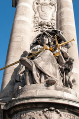 escultura de piedra con espada dorada en el Puente Alejandro III, parís, francia, europa