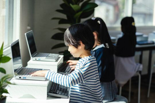パソコンで勉強する日本人の男の子