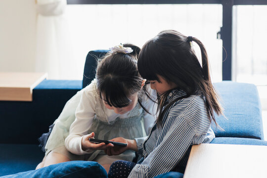 スマートフォンを見る日本人の女の子