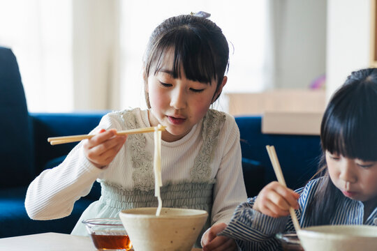うどんを食べる日本人の女の子
