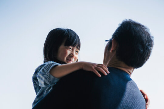 祖父に抱かれる日本人の女の子