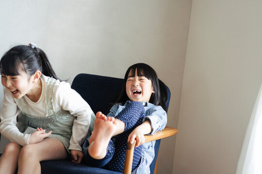 はしゃぐ日本人の女の子