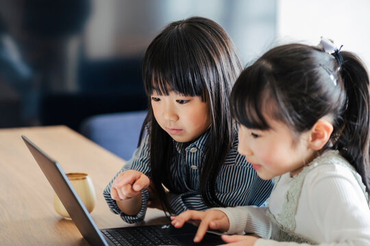 ノートパソコンを見る日本人の女の子