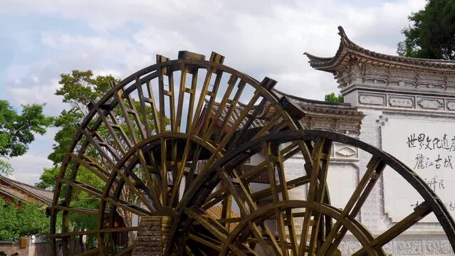 Old wooden water wheel and landmark, historic old town of Lijiang, Yunnan, China, Asia