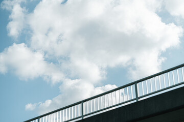 橋の下から見上げる青空と雲