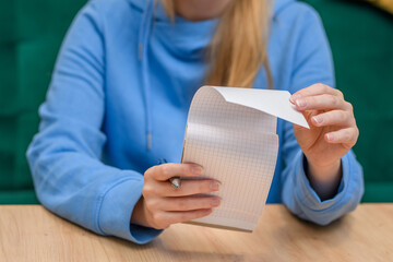 Bizneswoman przegląda umowę spisaną w notesie