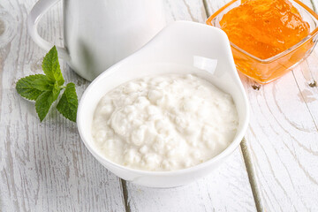 Grain curd with cream and jam