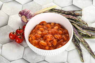White beans in tomato sauce