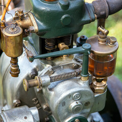 Système de lubrification d'une machine industrielle ancienne avec sa burette extérieure.